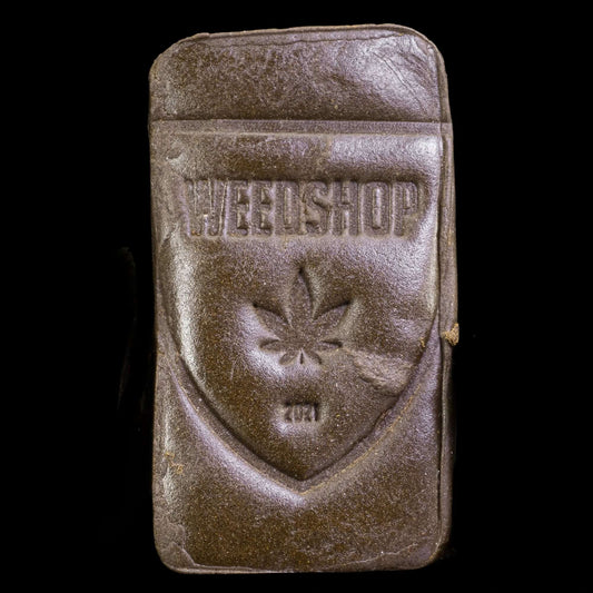 Luksus Klump 30% THCA hash with dark glossy surface